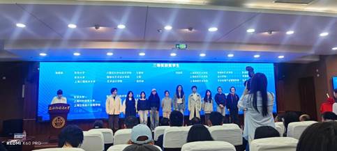 会议室里的人们

AI 生成的内容可能不正确。