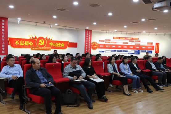 许多人在房间里

描述已自动生成