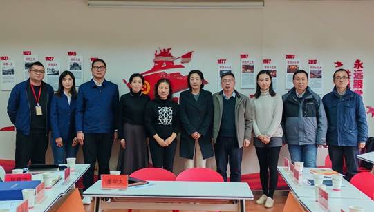 一群人站在桌子前摆拍

描述已自动生成