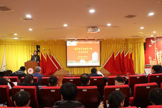 人们在看台上的人在房间里
中度可信度描述已自动生成