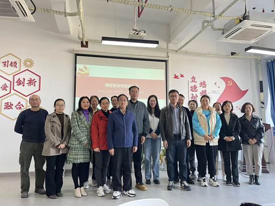 一群人站在一起
描述已自动生成