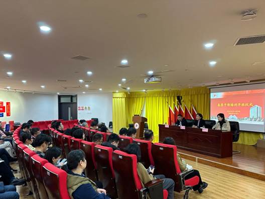 许多人在房间里
中度可信度描述已自动生成